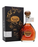 Facetteret glaskaraffel med cognac og forgyldt etiket fra Pierre Ferrand